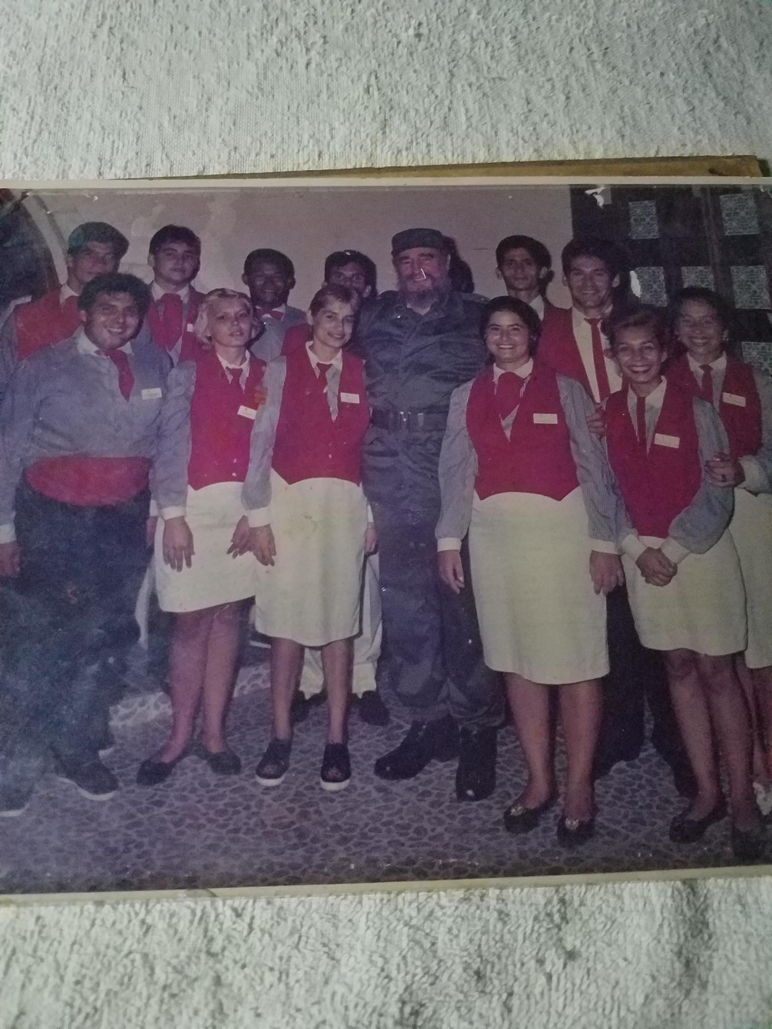 Fidel con los trabajadores del Hotel Colonial