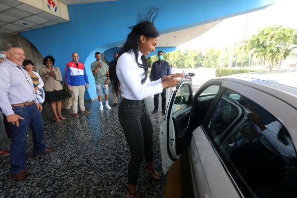 Inder entrega autos a figuras del deporte en Cuba